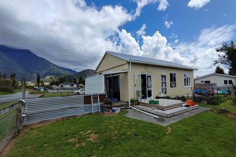 Photo of property in 2 Murray Street, Whataroa, 7886
