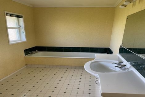 Photo of property in 64 Taikata Road, Te Atatu Peninsula, Auckland, 0610