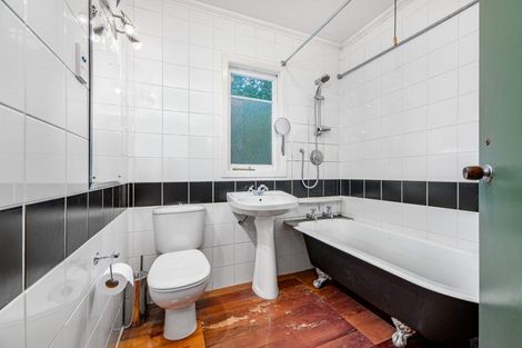 Photo of property in 195 Golf Road, Titirangi, Auckland, 0604