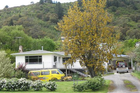Photo of property in 138 Waikawa Road, Picton, 7220