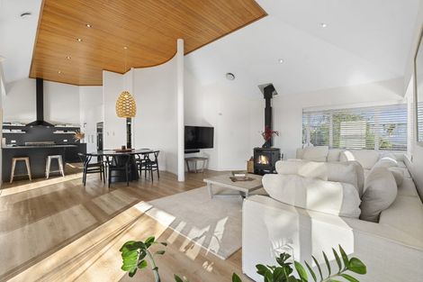 Photo of property in 95 Tiri Road, Tindalls Beach, Whangaparaoa, 0930