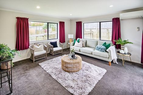 Photo of property in 70 Sunstone Crescent, Timberlea, Upper Hutt, 5018