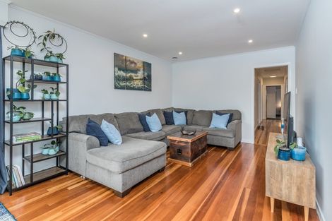 Photo of property in 13 Turville Crescent, Newlands, Wellington, 6037