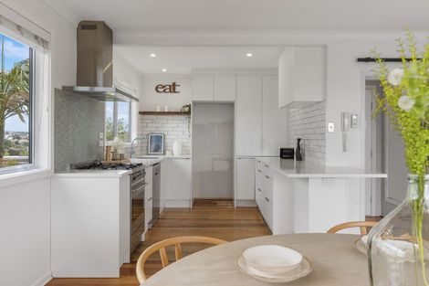 Photo of property in 2/104 Sylvan Avenue, Northcote, Auckland, 0627