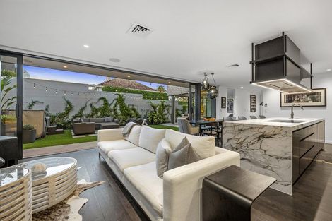 Photo of property in 222 Hurstmere Road, Takapuna, Auckland, 0622