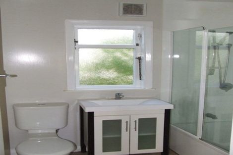 Photo of property in 18 Albemarle Road, Northland, Wellington, 6012