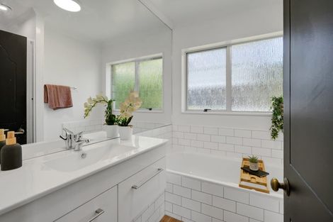 Photo of property in 51 Cumberland Street, Merrilands, New Plymouth, 4312