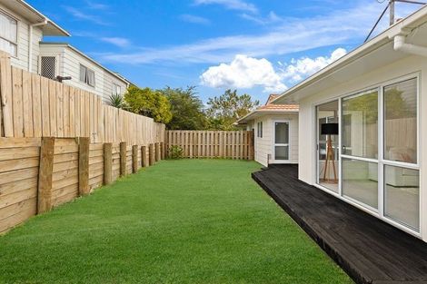 Photo of property in 1/53 Sungrove Rise, Sunnyvale, Auckland, 0612
