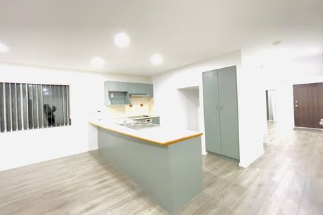 Photo of property in 32 Spalding Rise, Golflands, Auckland, 2013