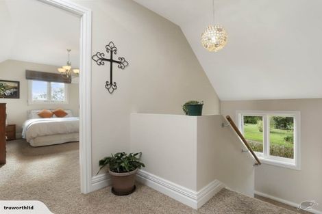 Photo of property in 186 Boord Crescent, Kumeu, 0891