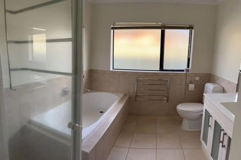 Photo of property in 16 Middlefield Drive, East Tamaki Heights, Auckland, 2016