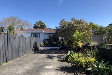 Photo of property in 1/6 Peterhouse Place, West Harbour, Auckland, 0618