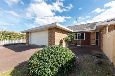 Photo of property in 1 Campian Place, Golflands, Auckland, 2013