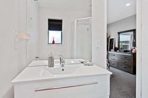 Photo of property in 6 Loeb Place, Rolleston, 7614