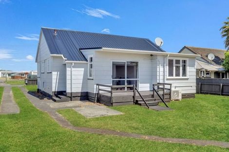 Photo of property in 33 Matipo Street, Castlecliff, Whanganui, 4501
