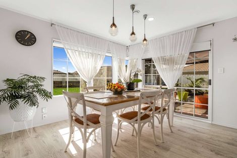 Photo of property in 52 Riverton Drive, Randwick Park, Auckland, 2105