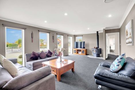 Photo of property in 15 Riverside Way, Amberley, 7410