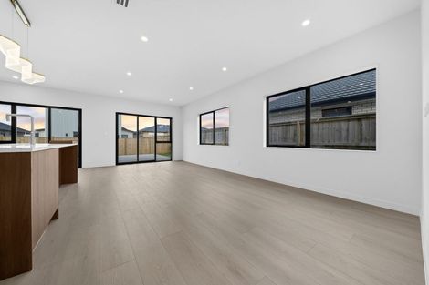 Photo of property in 30 Korowhiti Road, Clarks Beach, 2122