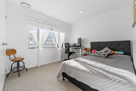 Photo of property in 22 William Wallbank Crescent, Swanson, Auckland, 0614
