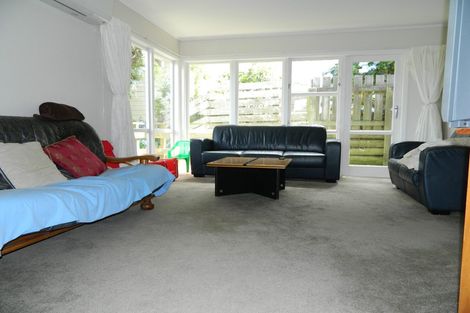 Photo of property in 33 Stewart Drive, Newlands, Wellington, 6037