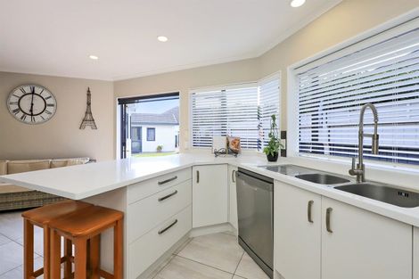 Photo of property in 12 Knightsbridge Place, Taradale, Napier, 4112