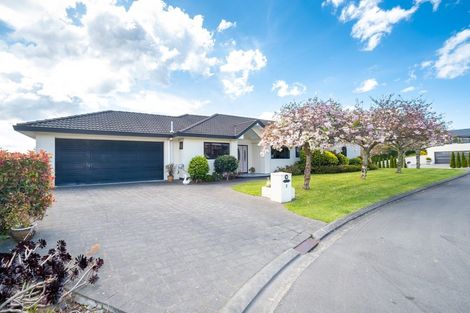 Photo of property in 2 Hikanui Place, Havelock North, 4130