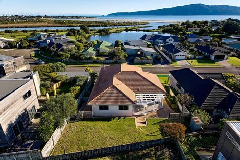 Photo of property in 11 Major Durie Place, Waikanae Beach, Waikanae, 5036