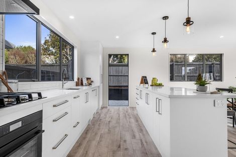 Photo of property in 98 Willowview Drive, Redwood, Christchurch, 8051