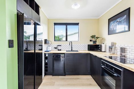 Photo of property in 2/35 Rollerson Street, Papakura, 2110