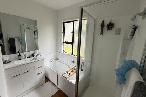 Photo of property in 2/15 Louise Place, Browns Bay, Auckland, 0630