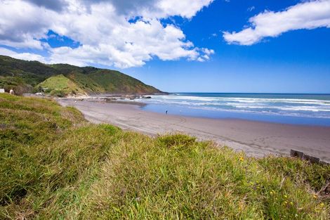 Photo of property in 21 Ocean View Road, Port Waikato, 2695