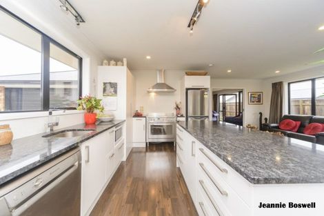 Photo of property in 35 Chestnut Close, Kelvin Grove, Palmerston North, 4414