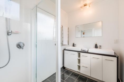 Photo of property in 16 Pankhurst Place, Sunnyvale, Auckland, 0612
