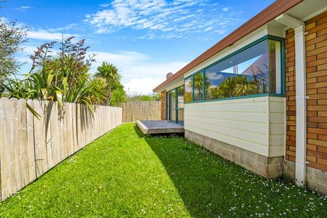 Photo of property in 2/52 Donald Street, Stanmore Bay, Whangaparaoa, 0932
