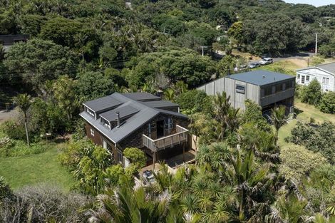 Photo of property in 126 Garden Road, Piha, New Lynn, 0772