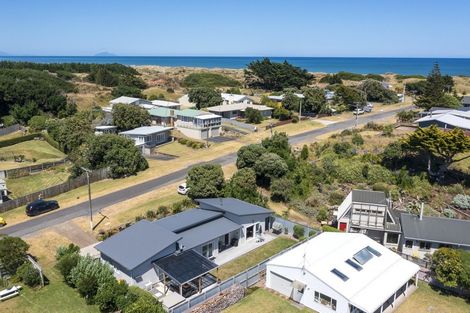 Photo of property in 5 Mack Street, Foxton Beach, Foxton, 4815