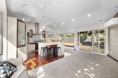 Photo of property in 8 Kerry Dell, Cockle Bay, Auckland, 2014