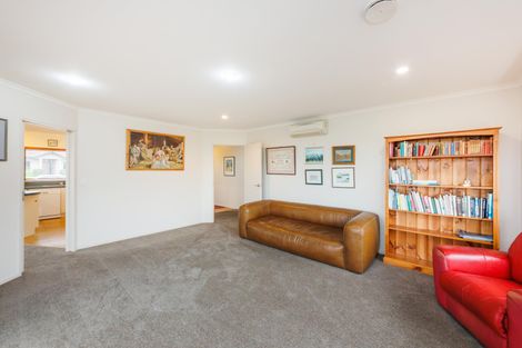 Photo of property in 31 Johnstone Drive, Fitzherbert, Palmerston North, 4410