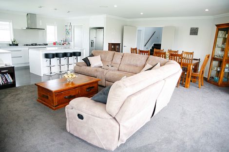 Photo of property in 12 Portofino Point, Karaka, Papakura, 2113