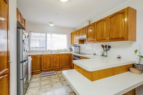 Photo of property in 35 Pinewood Grove, Botany Downs, Auckland, 2010