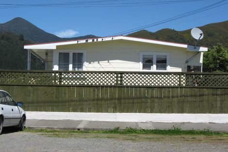 Photo of property in 60 Broadway, Picton, 7220