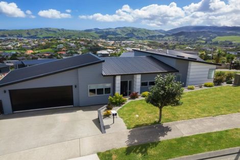 Photo of property in 2 Madeira Close, Whitby, Porirua, 5024