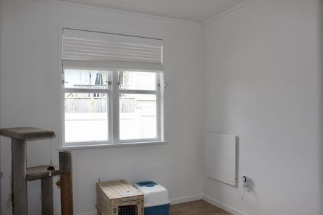 Photo of property in 56 Taipari Road, Te Atatu Peninsula, Auckland, 0610