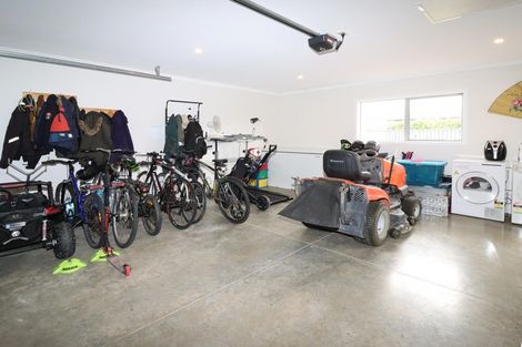 Photo of property in 1 Routhan Way, Carterton, 5713