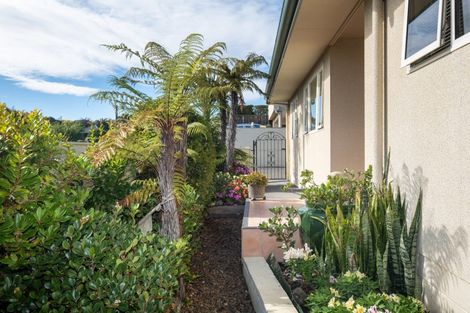 Photo of property in 16 Busby Hill, Havelock North, 4130