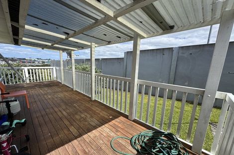 Photo of property in 14 Wren Place, Unsworth Heights, Auckland, 0632