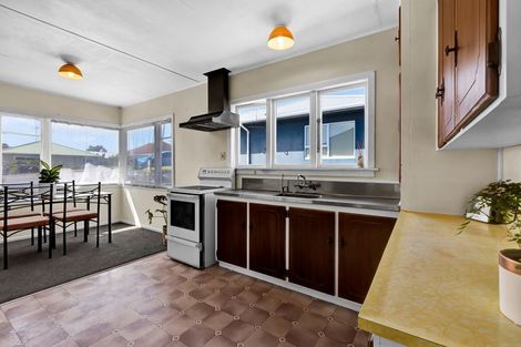 Photo of property in 5 Ranfurly Street, Frankleigh Park, New Plymouth, 4310