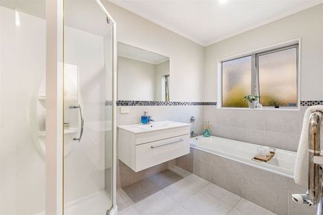 Photo of property in 14 Nirmal Place, Sunnyvale, Auckland, 0612