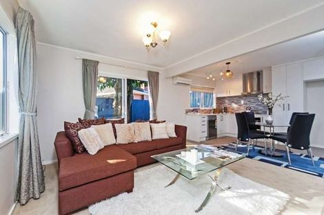 Photo of property in 2 Caspian Close, New Lynn, Auckland, 0600