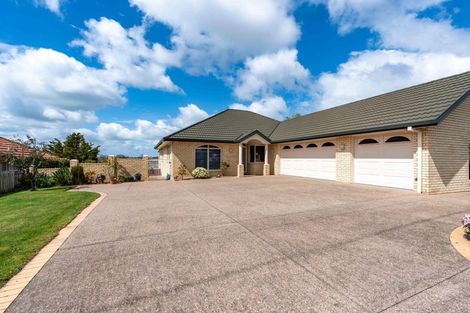 Photo of property in 82 Rototuna Road, Rototuna, Hamilton, 3210